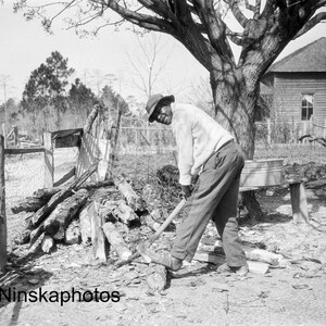 ガイトン ジョージア - 薪を割る男性 - 米国 1927 - 美術アンティーク写真プリント - ビンテージ写真 - 写真の歴史 - BNW