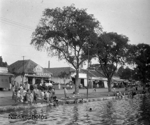 Locals bathing in the Canal Batavia Jakarta - Java, Indonesia - 1925 - Fine Art Antique Photo Print - BNW - Vintage Photo - 3287