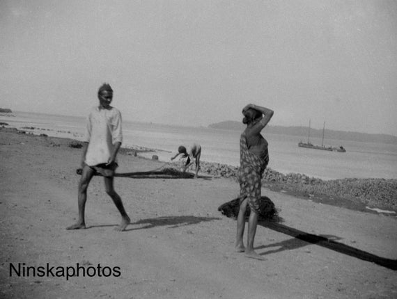 Fishermen at Elephanta Island, Bombay - Mumbai, India - Fishing - Vintage Photo Reproduction by James Dearden Holmes - Historical Photo