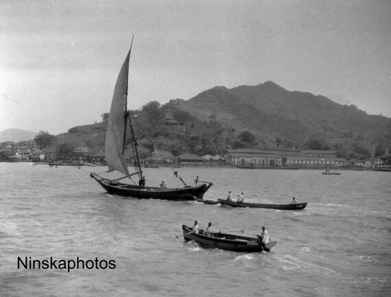 Crossing to Elephanta Island, Bombay - Mumbai, India - Fishing - Vintage Photo Reproduction by James Dearden Holmes - Historical Photo
