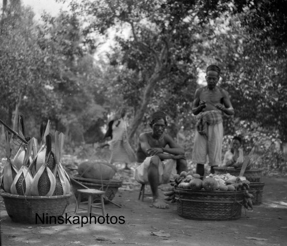 Bogor Buitenzorg - Fruit Sellers - Java, Indonesia - 1925 - Fine Art Antique Photo Print - BNW - Vintage Photo - 3308