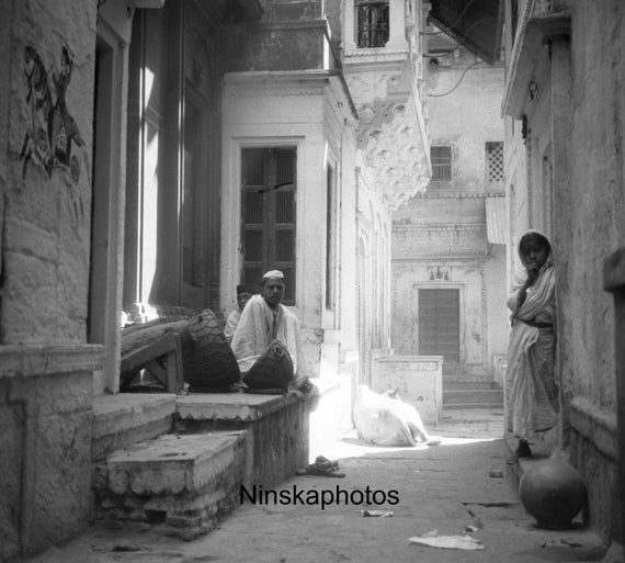 Picturesque Alley in Benares, Varanasi, India Vintage Photo Reproduction by James Dearden Holmes - Historical Photography