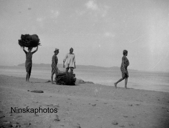 Fishermen at Elephanta Island, Bombay - Mumbai, India - Fishing - Vintage Photo Reproduction by James Dearden Holmes - Historical Photo
