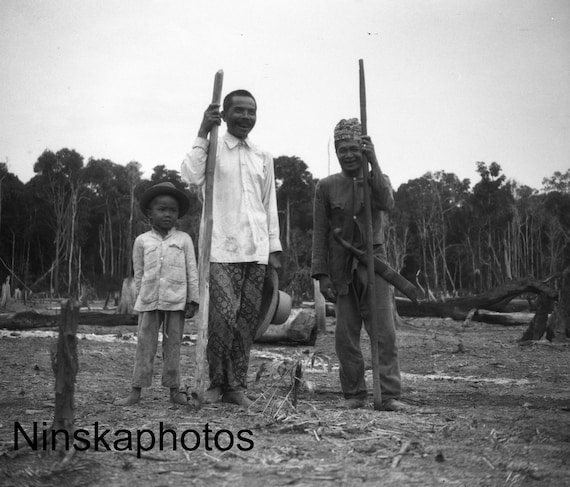 Rice Planters in Betoeng - West Kalimantan - Borneo - Indonesia - 1925 - Fine Art Antique Photo Print - BNW - Vintage Photo - 2929