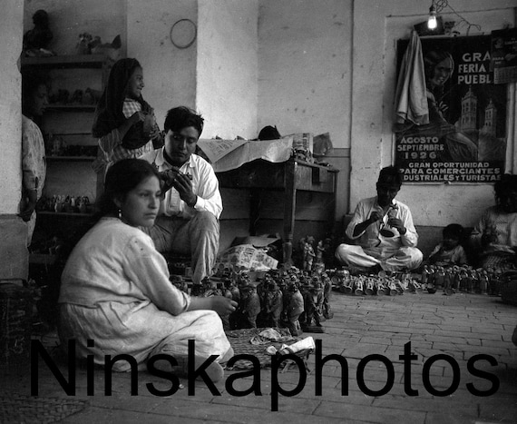 Guadalajara, Mexico - Family painting clay figures 1920s antique photo reprint, Local History, Vintage Photo, Mexico, Photo History