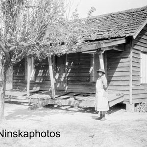 Guyton Georgia - Kobieta przy swoim domu - Stany Zjednoczone 1927 - Sztuka antycznego zdjęcia - Zabytkowe zdjęcie - Historia fotografii - BNW