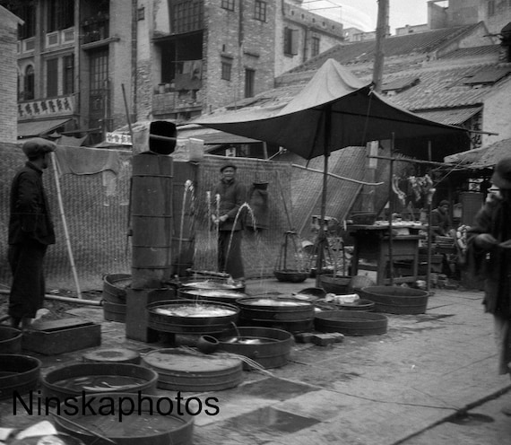 1920s Live Fish for Sale in Canton (Guangzhou) - China Antique Photo Reproduction - Vintage Photography - Black and White