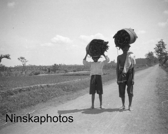 Tobacco Workers in a Village near Yogyakarta - Java, Indonesia - 1925 - Fine Art Antique Photo Print - BNW - Vintage Photo - 3221