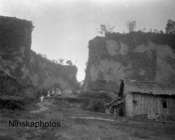 In Karbouwengat, Sianok Canyon, Bukittinggi - Sumatra, Indonesia - 1925 - Fine Art Antique Photo Print - BNW - Vintage Photo - 3334