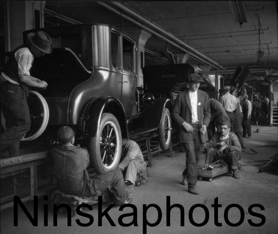 Ford Model T, Assembly Line, Bolting Body to Chassis, Fordson Plant, Detroit, Michigan, United States, 1920s antique photo reprint