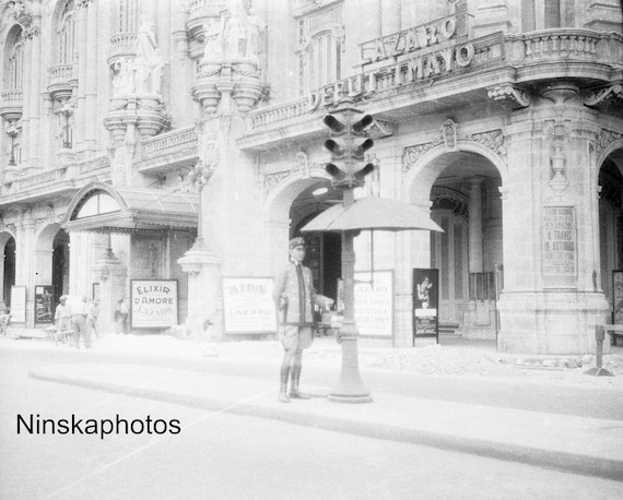 1920s Havana - Traffic Control - Cuba Antique Photo Reproduction - Vintage Photography - Black and White