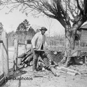 ガイトン ジョージア - 薪を割る男性 - 米国 1927 - 美術アンティーク写真プリント - ビンテージ写真 - 写真の歴史 - BNW