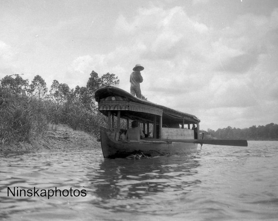 Boat on the Barito River in Betoeng - West Kalimantan - Borneo - Indonesia - 1925 - Fine Art Antique Photo Print - BNW - Vintage Photo