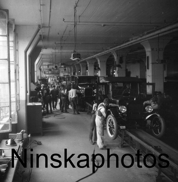 Ford Model T assembly line finishing touches at the Ford Factory Highland Park, Detroit, Michigan, 1926 antique photo reprint, Vintage Car