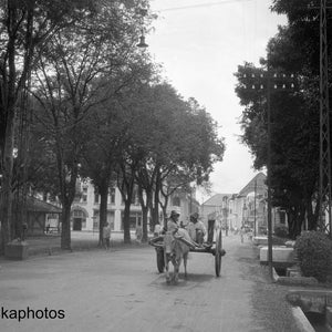 Medan, Sumatra - Mirando hacia Kesawan (Main Street) Horse & Cart - Indonesia - 1925 - Fine Art Antique Photo Print - Vintage Photo - 3658