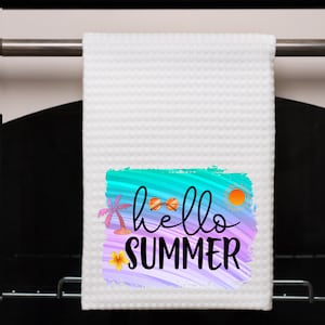 Puede incluir: Toalla de cocina blanca con un diseño gráfico colorido que dice "hello summer" con una palmera, gafas de sol y un sol.