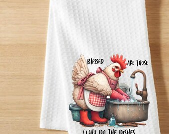 Pode incluir: Uma toalha de cozinha branca com um frango vestindo um avental xadrez vermelho e branco lavando pratos em uma pia. O texto diz "Blessed are those who do the dishes".
