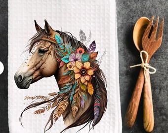 Peut inclure: Un cheval brun avec une couronne florale et des plumes. Le cheval a une étoile blanche sur le visage et une crinière et une queue brunes. Les fleurs sont dans des tons de rose, jaune, bleu et violet. Les plumes sont dans des tons de brun, bleu et violet.
