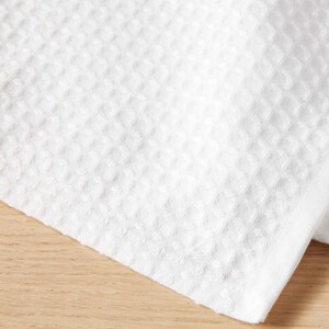 Peut inclure: Serviette de cuisine en tissu gaufr&eacute; blanc. La serviette est douce, absorbante et id&eacute;ale pour s&eacute;cher la vaisselle, les mains et les surfaces.