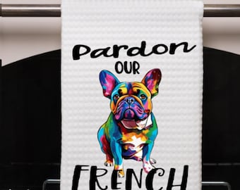 Peut inclure: Serviette de cuisine blanche avec une illustration colorée de bouledogue français et le texte "Pardon our French".