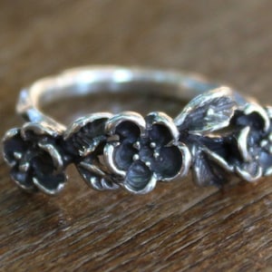 Flowers ring,Sterling silver ring,Minimalist ring,Twig ring,Rustic ring,Handmade jewelry,Wreath flowers,Textured band,Silver ring,Lief ring