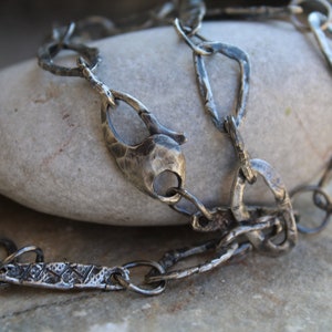 Handgjort halsband i sterlingsilver, rustika primitiva hantverkssmycken