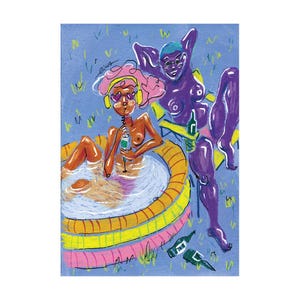 Può includere: Illustrazione di due figure che si godono una vasca idromassaggio. Una figura è nella vasca, con cuffie e occhiali da sole a forma di cuore, che tiene una bottiglia. L'altra figura è in piedi nelle vicinanze, che tiene una bottiglia. Diverse bottiglie sono a terra.