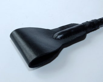 Fusta, látigo negro, cinturón de azotes