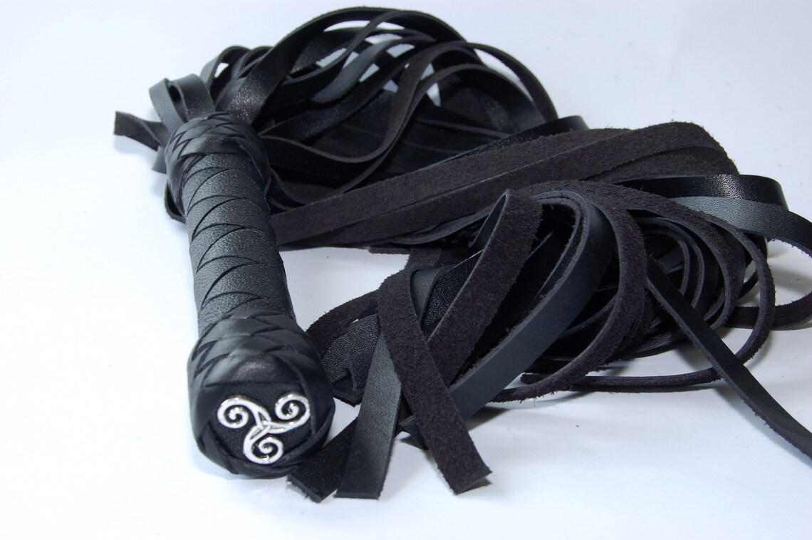 Flogger en cuir de vache véritable au design élégant avec 12 queues