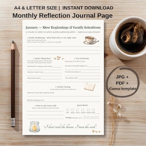 Op de afbeelding: Een afdrukbare maandelijkse reflectie journaal pagina met prompts voor zelfreflectie. De pagina bevat secties voor dankbaarheid, intenties en een notitie aan de toekomstige zelf. Een kopje koffie en een potlood liggen naast het journaal. De tekst luidt: "Ik haast de bloei niet. Ik vertrouw het zaad."