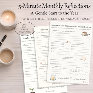 Op de afbeelding: Een stapel afdrukbare maandelijkse reflectiepagina's met vragen voor zelfreflectie. De pagina's worden vergezeld door een brandende kaars, een kopje koffie en een pen. De tekst bevat "5-Minute Monthly Reflections" en "A Gentle Start to the Year."