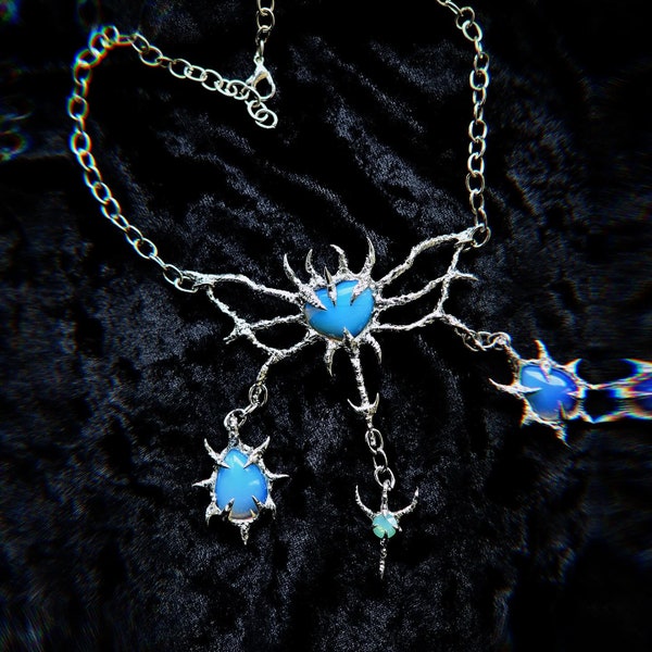 Collier ras du cou fée mouche Elfcore gothique Y2k, pendentif esthétique, pierres de lune magiques, pierres précieuses bleues Opalite, cadeau parfait épineux