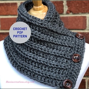 Puede incluir: Bufanda de cuello de capucha de ganchillo gris con botones de madera. Patrón PDF de ganchillo disponible. Haniascreations.etsy.com