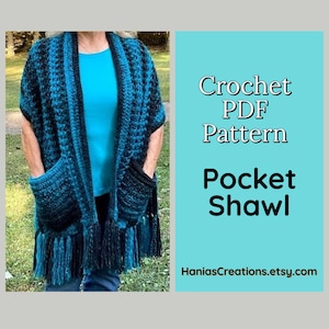 以下が含まれることがあります： ターコイズとブラックのフリンジが付いた、ポケット付きのクロシェショール。ショールにはポケットが2つあり、人が着用しています。テキスト「Crochet PDF Pattern Pocket Shawl HaniasCreations.etsy.com」はターコイズ色の背景にあります。