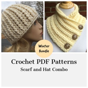 Puede incluir: Patrones de crochet en PDF para un gorro y una bufanda de color crema. El gorro está en una cabeza de maniquí y la bufanda está en un soporte de madera. El texto "Winter Bundle" está en un círculo en la imagen.