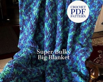 Könnte beinhalten: Ein Häkelmuster für eine super dicke große Decke in Blau- und Grüntönen. Das Muster ist als PDF-Download erhältlich. "CROCHET PDF PATTERN" steht in einem Kreis auf der Decke. "Super Bulky Big Blanket" steht unter der Decke. Die Website-Adresse "Haniascreations.etsy.com" steht am unteren Rand des Bildes.