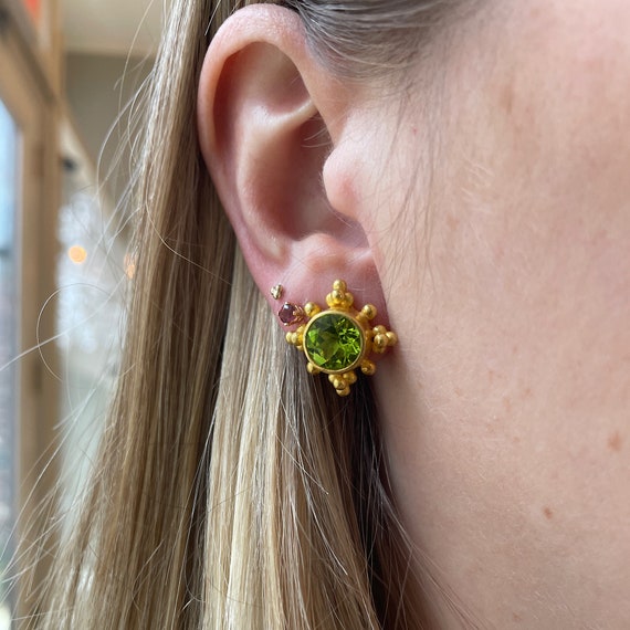 22K Yellow Gold Peridot Earring - image 4