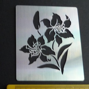 Kleine orientalische Lilien-Blumen-Blumenschablonen-Prägeprägung