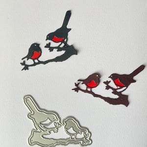 Décoration de Noël oiseau rouge-gorge découpé sur une branche