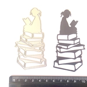 Fille assise sur des livres - Matrice de découpe - Bibliothèque des élèves de l'école - Artisanat de fabrication de cartes