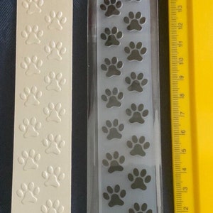 Carpeta de relieve con borde, fondo, huellas de patas de mascota, perro y gato