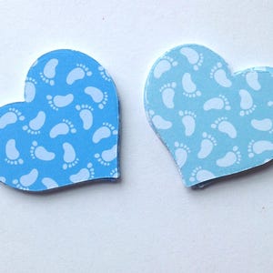 Adesivi per cartoncino blu e rosa per neonati, cuori adesivi a forma di piedini di neonato, bomboniere e decorazioni fai da te per baby shower, materiale artigianale fatto a mano, set da 24