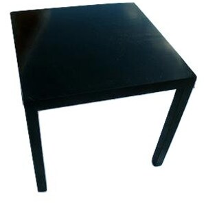 Op de afbeelding: Een kleine, vierkante zwarte tafel met vier rechte poten. De tafel lijkt van hout te zijn en is glanzend zwart geschilderd. De tafel is ongeveer 61 cm lang, 61 cm breed en 51 cm hoog.
