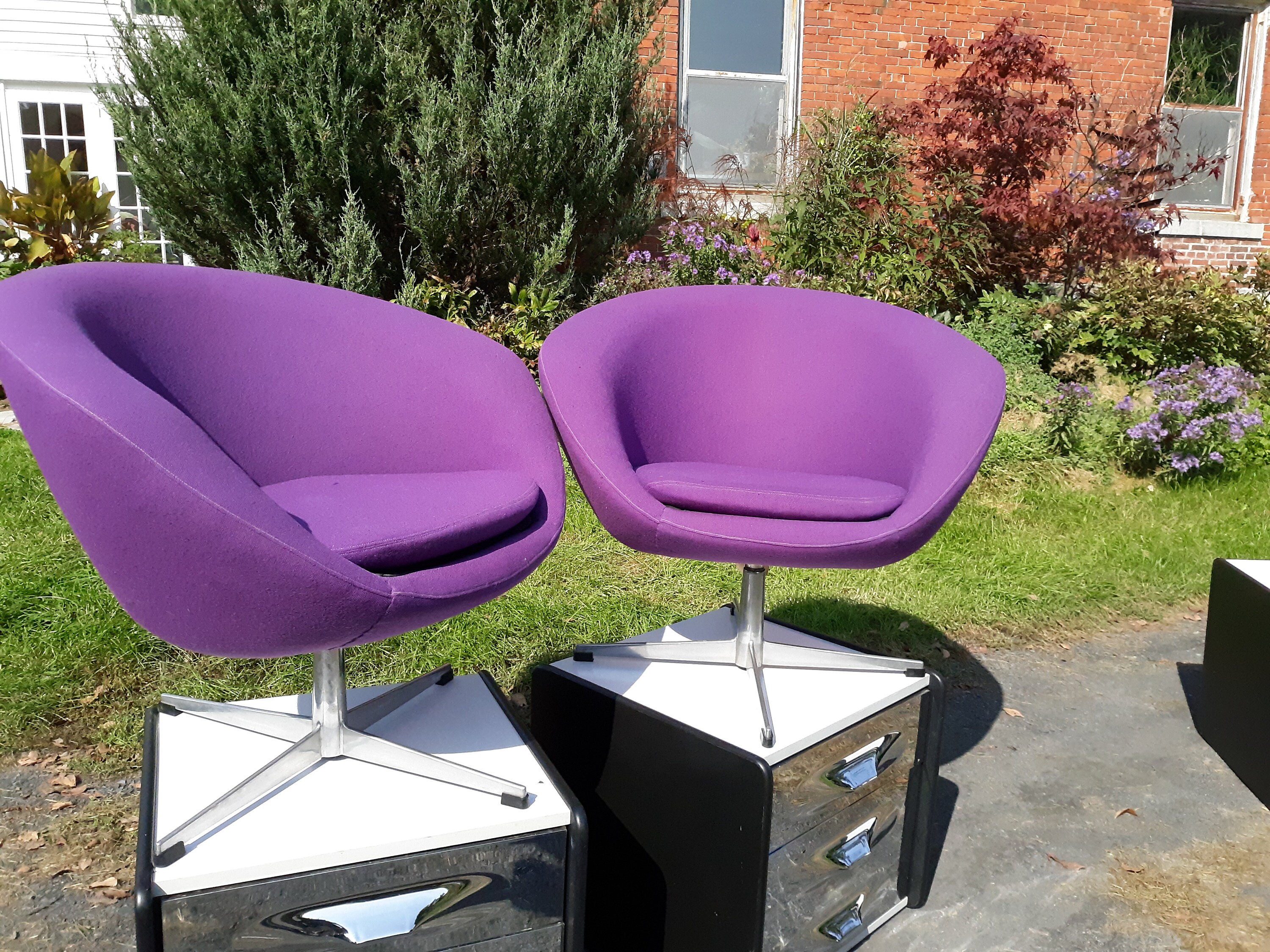 Overman swivel outlet pod chair