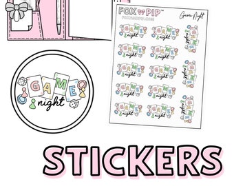 Può includere: Un set di 12 adesivi a tema serata di gioco con un'illustrazione colorata di dadi, pedine da gioco e carte con il testo "GAME night". Gli adesivi sono su sfondo bianco e sono perfetti per aggiungere un tocco divertente a planner, diari e laptop.