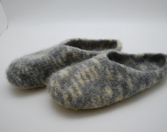 Gr. 42/43 (Length 27 cm): Felted Slippers with Latex Sole / Filz-Hausschuhe mit Latexsohle