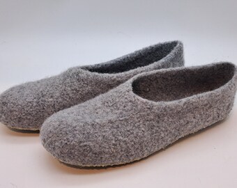 Gr. 42/43 (Length 27 cm): Felted Slippers with Latex Sole / Filz-Hausschuhe mit Latexsohle