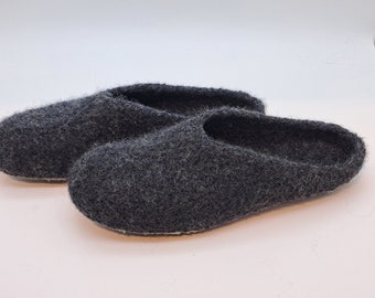 Gr. 40/41 (Length 26 cm): Felted Slippers with Latex Sole / Filz-Hausschuhe mit Latexsohle