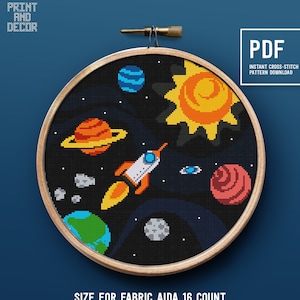 Puede incluir: Un patrón de punto de cruz de un cohete volando por el espacio con planetas, estrellas y un sol. El patrón está en una tela Aida de 16 cuentas, que mide 22,07 cm por 22,07 cm. El patrón utiliza 18 colores y está diseñado para hilo DMC.
