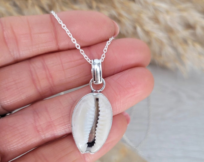 Silver shell necklace / Shell jewellery / Beach jewellery / Boho / Bohemian / Natural sea shell / Cowrie shell